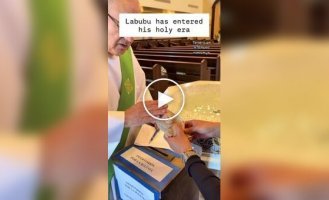 The world has gone crazy: religious owners of Labubu began to bless their plush monsters