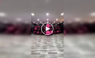 «Это не просто танец»: индийские артисты с зонтиками устроили гипнотическое шоу
