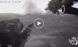 Украинские защитники уничтожили вражеский танк