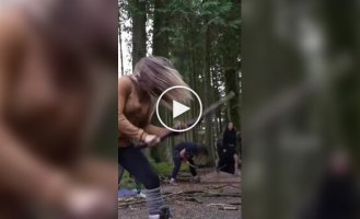 Ритуалы ярости: в США девушки платят за крики в лесу  лесу, люди