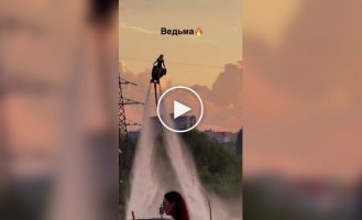 Флайбординг на закате выглядит особенно эффектно