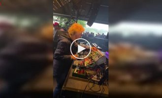 Немецкая техно-бабушка прославилась благодаря футуристичному музыкальному компьютеру