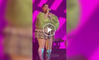 Nelly Furtado is unrecognizable - video without embellishment
