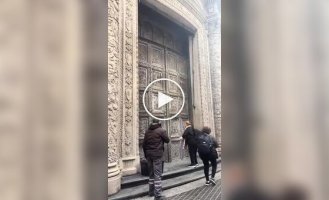 В Буэнос-Айресе банковская дверь каждое утро исчезает под землей