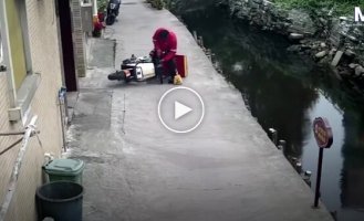 Все пошло наперекосяк: курьер утопил скутер