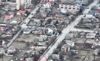 На відео, знятому з дрона 3 березня у Бучі, російська БМД кілька разів стріляє в бік мирної людини