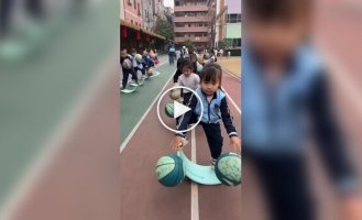 В детских садах в Китае физкультура превращена в полноценную тренировку