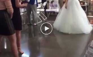 Having caught a bouquet at a friend’s wedding, the girl definitely didn’t expect this