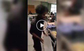 Британець показав, чим годують мігрантів, які живуть у готелі