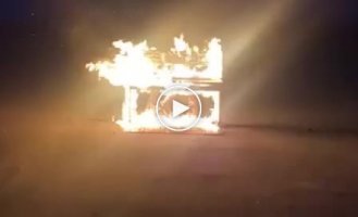 Piano burning in memory of the dead Ukrainian pilots