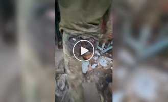 Раненый в зад оккупант хромает после эвакуации в укрытие