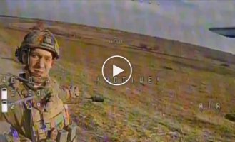 Окупант рукою вдарив український дрон, що впритул наблизився до нього, і вибухнув.