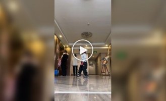 Маленькая легенда брейк-данса: крутые трюки юного танцора