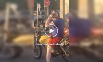 «Он явно должен быть в больнице»: мотоциклист в бинтах и с капельницей