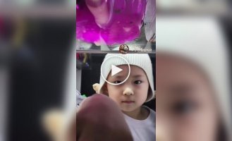 В Китае на камеры попала полуночная преступная операция по выносу вкусняшек из холодильника