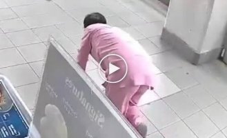 Мальчик получил пощечину за то, что влез без очереди за хлебом