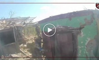 Cleaning of buildings in the village of Kleshcheevka, Donetsk region, from the first person of a Ukrainian soldier