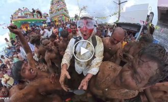Американець побував на індійському фестивалі, де учасники закидають один одного гноєм