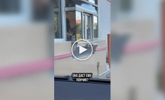Вежливый енот в очереди за пончиком