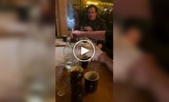 Тілль Ліндеманн розважається