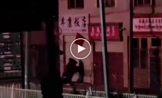 Голодные медведи залезли в ресторан в Китае