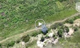 Bakhmut direction, Ukrainian drone drops grenades and VOGs on Russian infantry