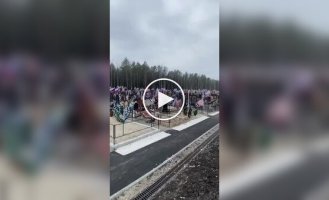 A Z-cemetery employee films the graves of Russian occupiers and complains about her job
