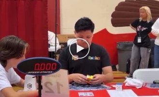 A young guy with autism solved a Rubik's cube in just 3 seconds
