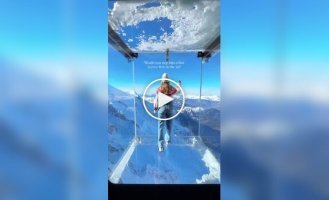 Во Франции открыли уникальный аттракцион над пропастью глубиной 1 тыс метров