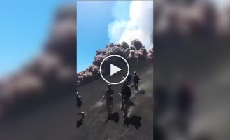 Туристы в панике бегут от извержения вулкана Этна