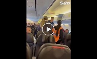 Футболист пошутил о бомбе и покинул самолет в наручниках