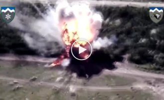 Russian self-propelled gun Msta-S shatters after the arrival of a Ukrainian drone