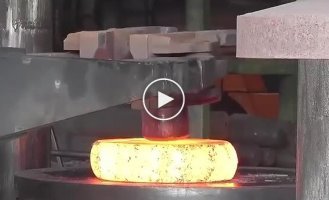 Як роблять величезний опорно-поворотний пристрій