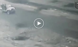 Дрон добиває автомобіль із окупантами, який перекинувся на повній швидкості