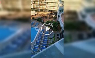 Борьба за лучшие места у бассейна