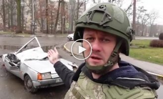 Раздавленные российскими танками и расстрелянные автомобили на улицах Бучи. В некоторых остались мертвые люди