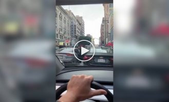 Мужчина в пробке устроил «концерт» из автомобильных клаксонов