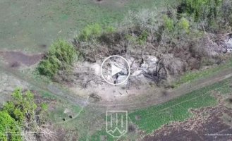 Наші піхотинці підійшли до російських позицій та підірвали ворожий бліндаж за допомогою міни ТМ-62.