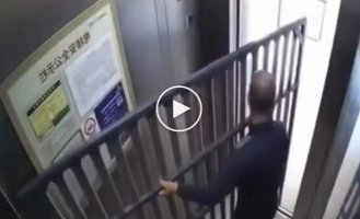 Китаец случайно замуровал себя в лифте с решеткой
