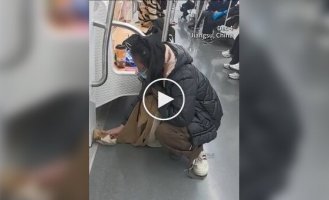 Женщина протерла пролитый напиток собственным шарфом