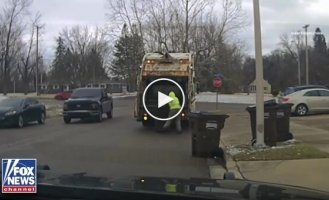 Нарушитель спрятался от полицейского в мусорном баке