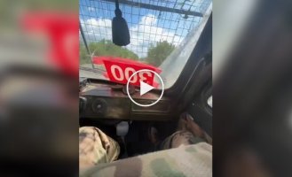 Двое оккупантов едут на автомобиле и принимают удар украинского дрона
