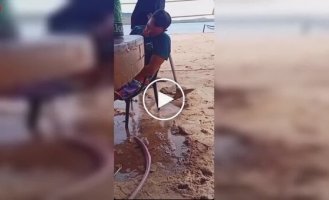 Необычный способ разбудить друга на отдыхе