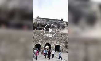 В Китае обрушилась часть 650-летнего здания, построенного в эпоху династии Мин