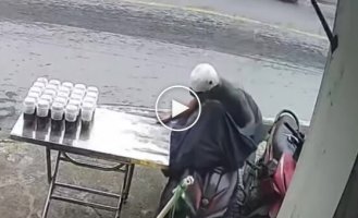 Мужчина пытался вытащить мотоцикл и случайно перевернул стол с чаем