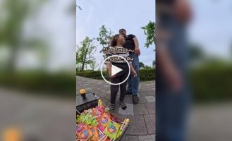 Стример раздает детям сладости с помощью радиоуправляемой машинки в Корее