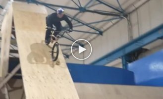 Эффектный трюк от BMX-райдера