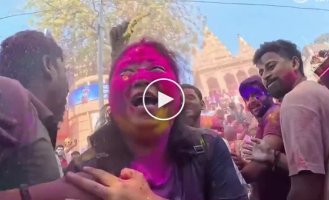A Chinese man dressed up as a pregnant woman to prove that girls in India are safe