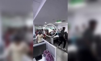 В Індії співробітники почали танцювати при виді іноземного клієнта