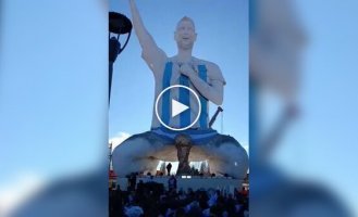 A masterpiece of proportions: giant Messi statue unveiled in Argentina—but the face raises questions